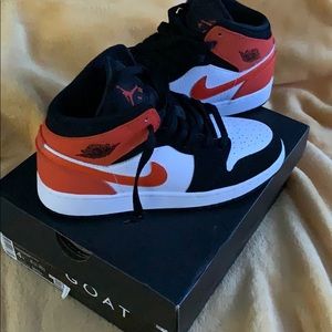 Jordan 1 mid
